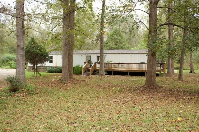 a view of a back yard