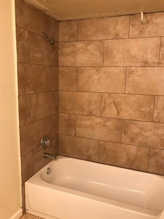 1947 Greenbriar Colony Drive, Unit 15502D Houston, TX 77032 - Photo 12 of 12 a bathroom with a bathtub