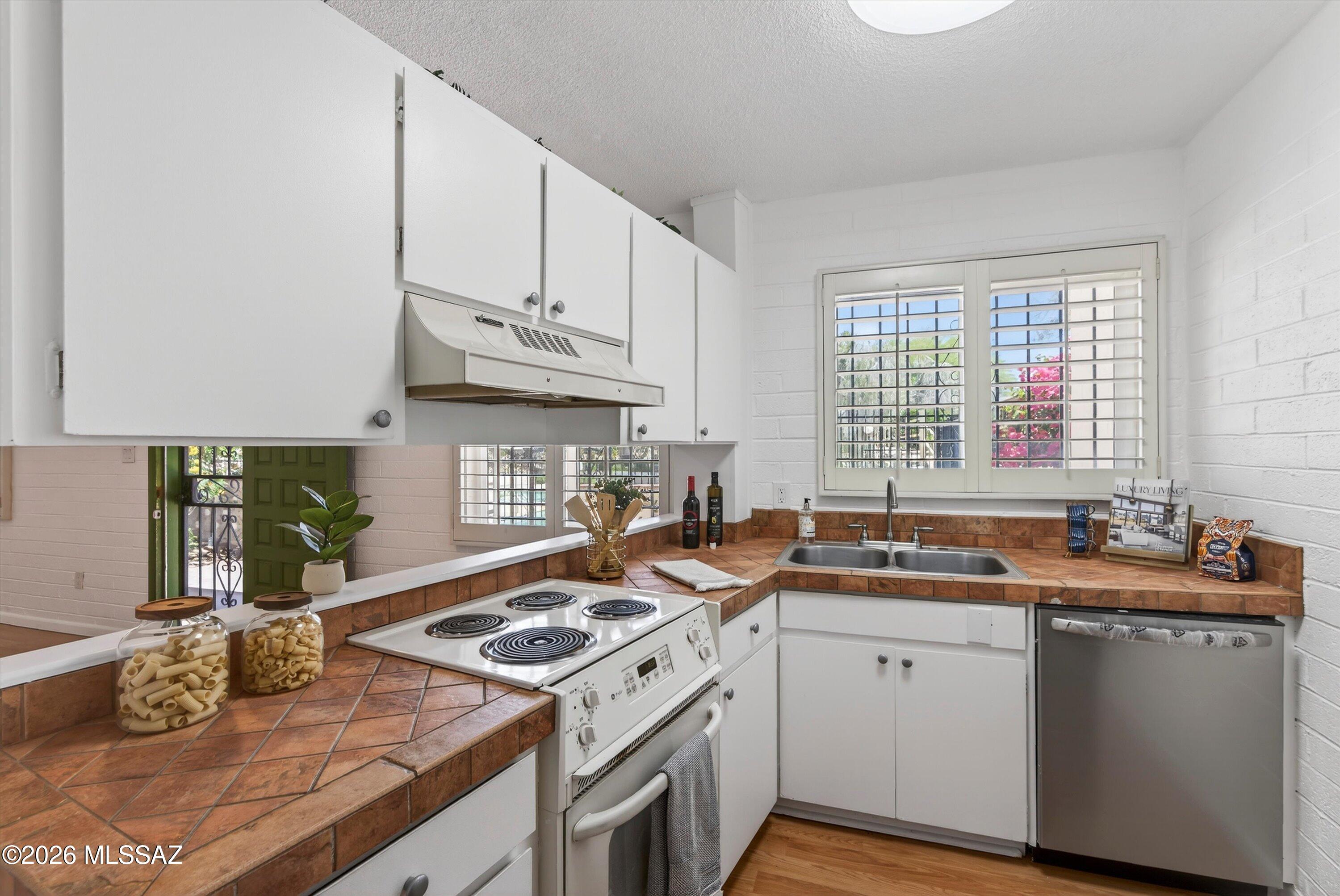 5901 North Oracle Road, Unit 24 Tucson, AZ 85704 - Photo 5 of 32 Kitchen