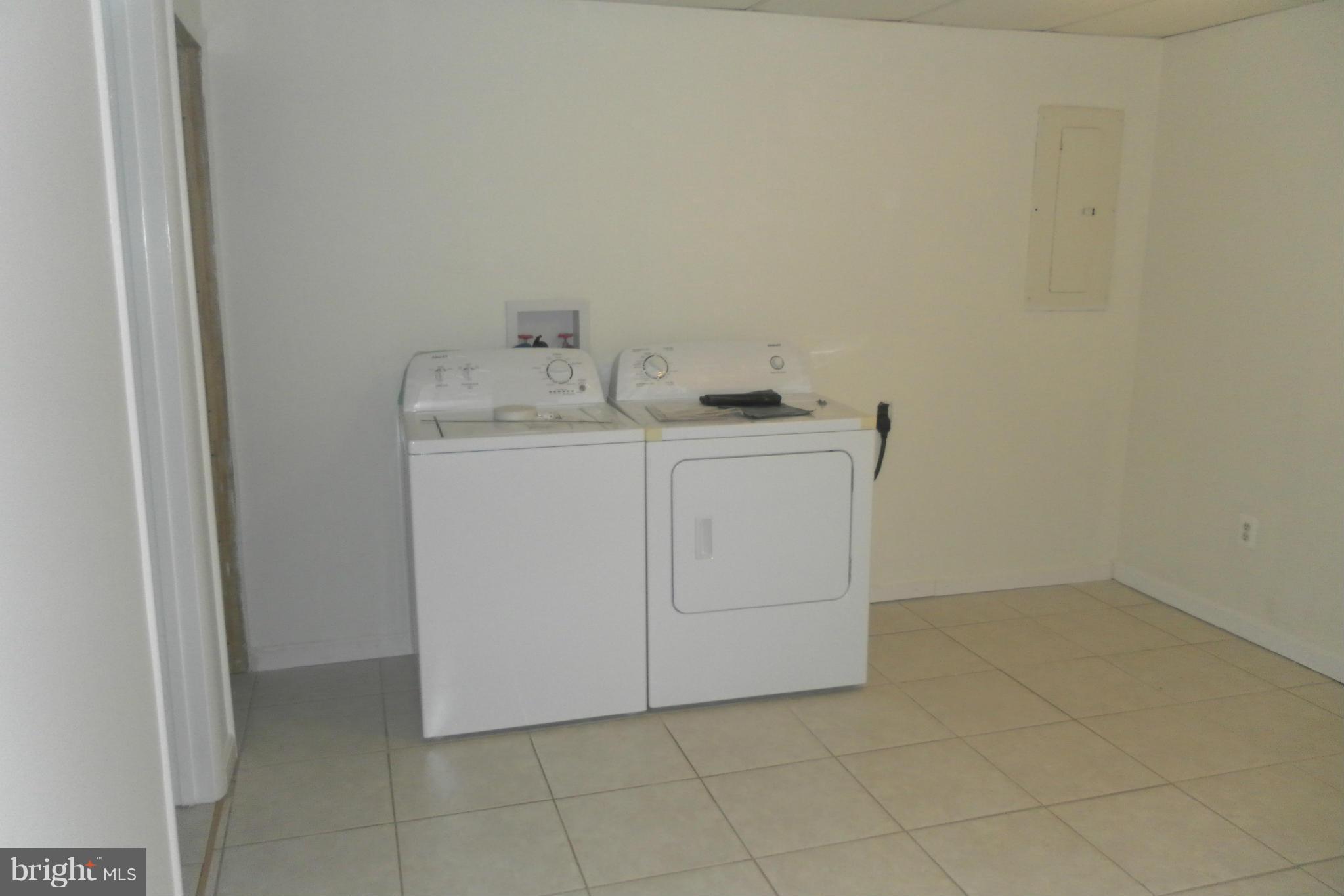 108 East Glebe Road Alexandria, VA 22305 - Photo 8 of 14 a utility room with dryer and washer