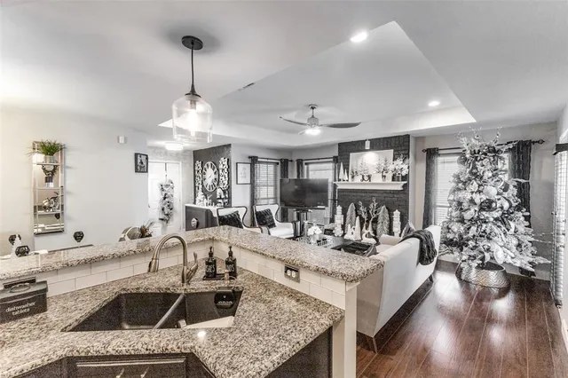 $275,000 | 218 Streamside Drive, DeSoto, TX 75115