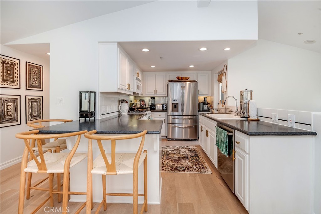 433 Marine Place, Unit B Manhattan Beach, CA 90266 - Photo 9 of 44