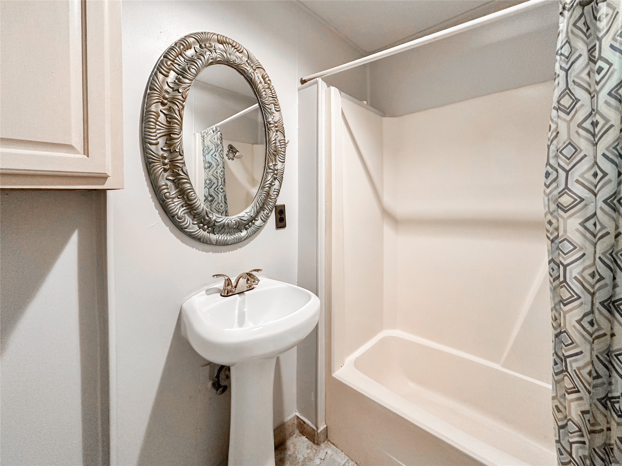 132 Grothe Lane Houston, TX 77022 - Photo 13 of 36 a bathroom with a sink a mirror and a bathtub