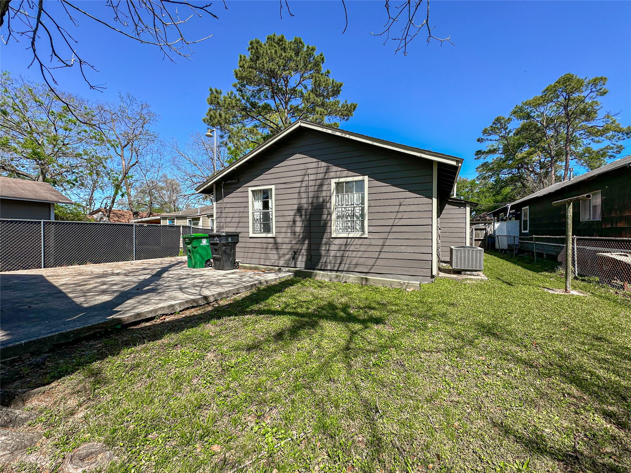 132 Grothe Lane Houston, TX 77022 - Photo 34 of 36 a backyard of a house with lots of green space