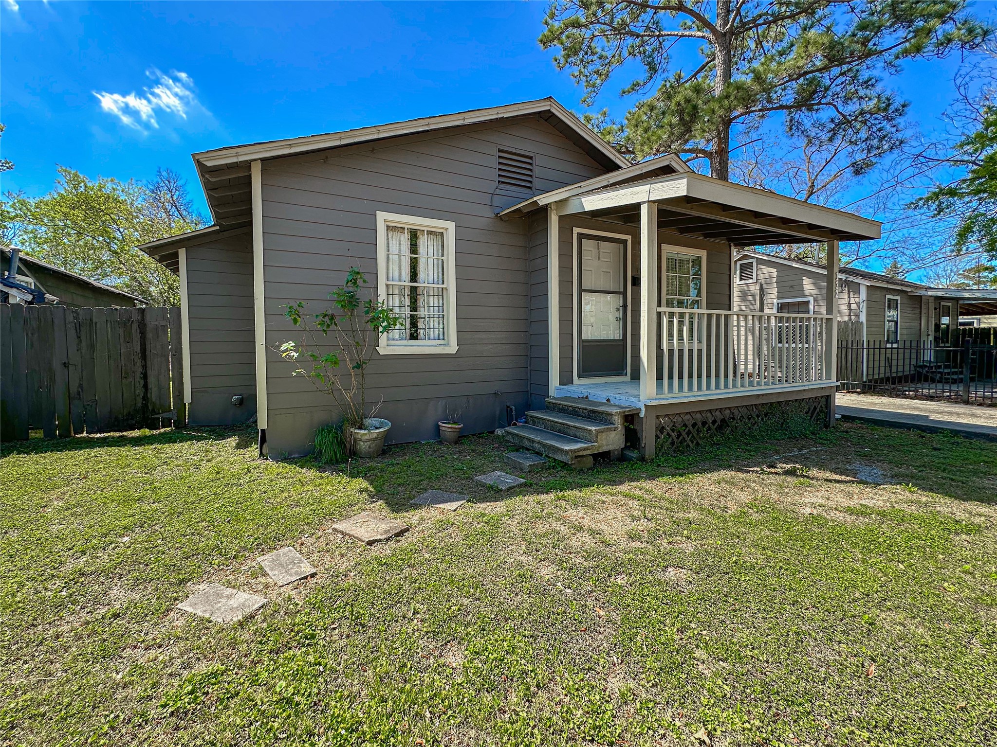132 Grothe Lane Houston, TX 77022 - Photo 7 of 36 a view of a house with a yard