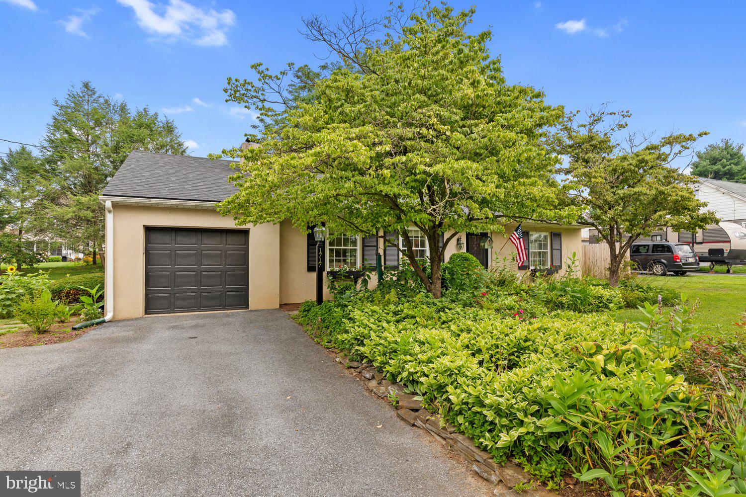 1717 Windy Hill Road Lancaster, PA 17602 - Photo 3 of 29