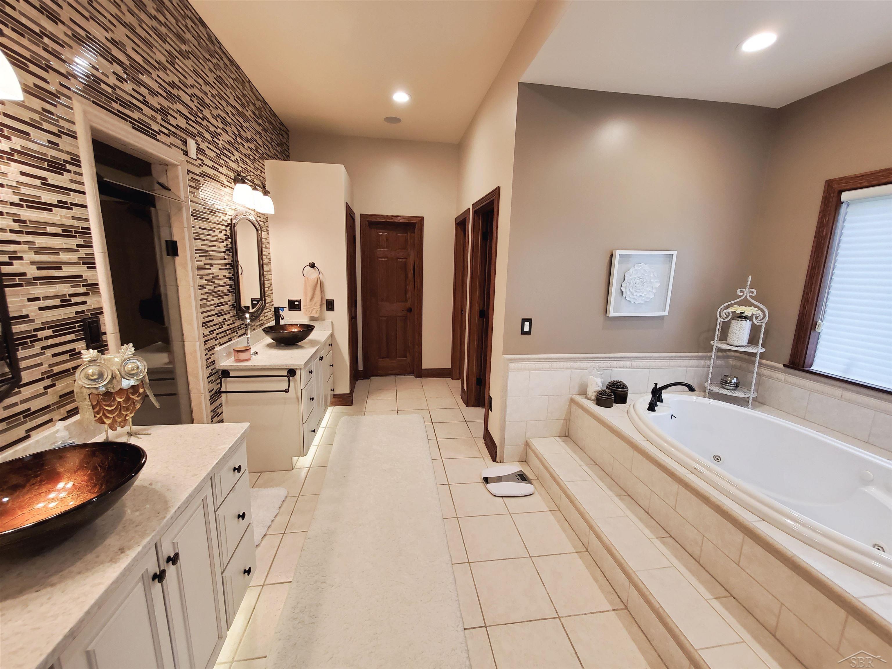 6 Maple Frankenmuth, MI 48734 - Photo 24 of 65 50111438-27.JPG