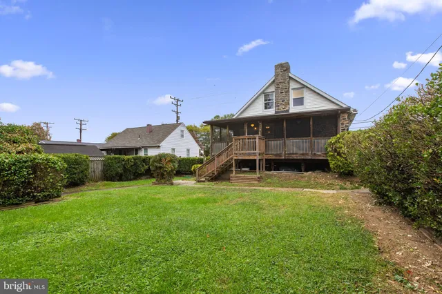 a view of a yard with an tree