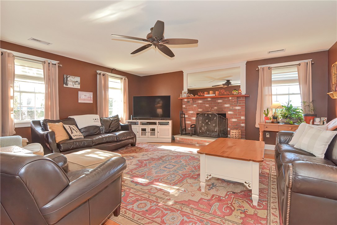 84 Perry Street Bristol, RI 02809 - Photo 4 of 32 Gallery Image 4