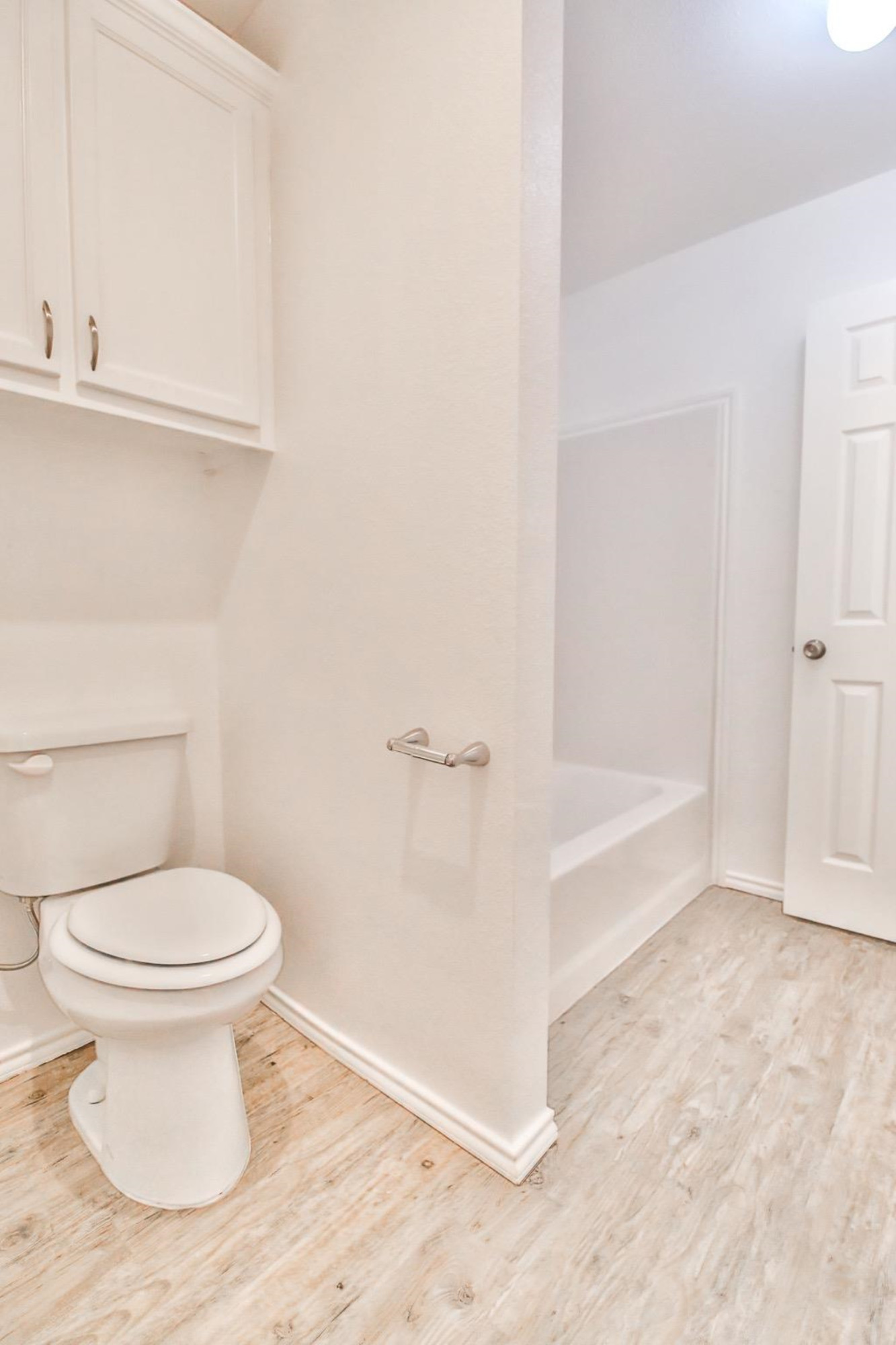 5710 Grinnell Street Lubbock, TX 79416 - Photo 11 of 21 a bathroom with a toilet and a bathtub