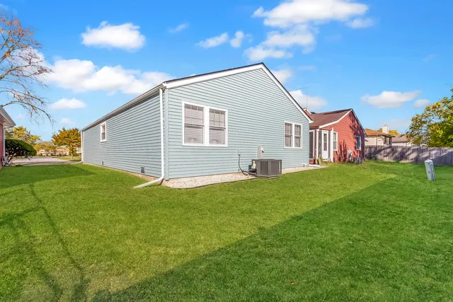a view of a house with backyard
