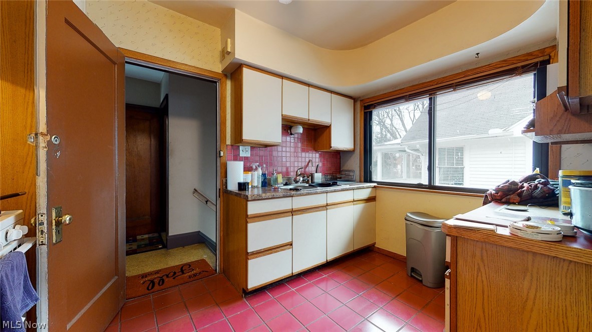2633 Colchester Road Cleveland, OH 44106 - Photo 11 of 18