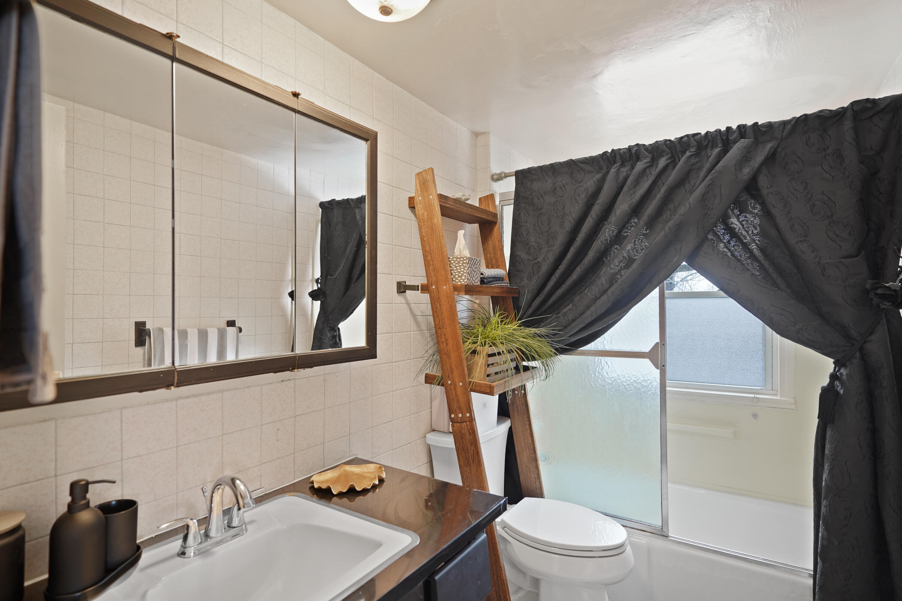 W198 Tombeau Boulevard Bloomfield, WI 53128 - Photo 31 of 50 Upper Full Bath