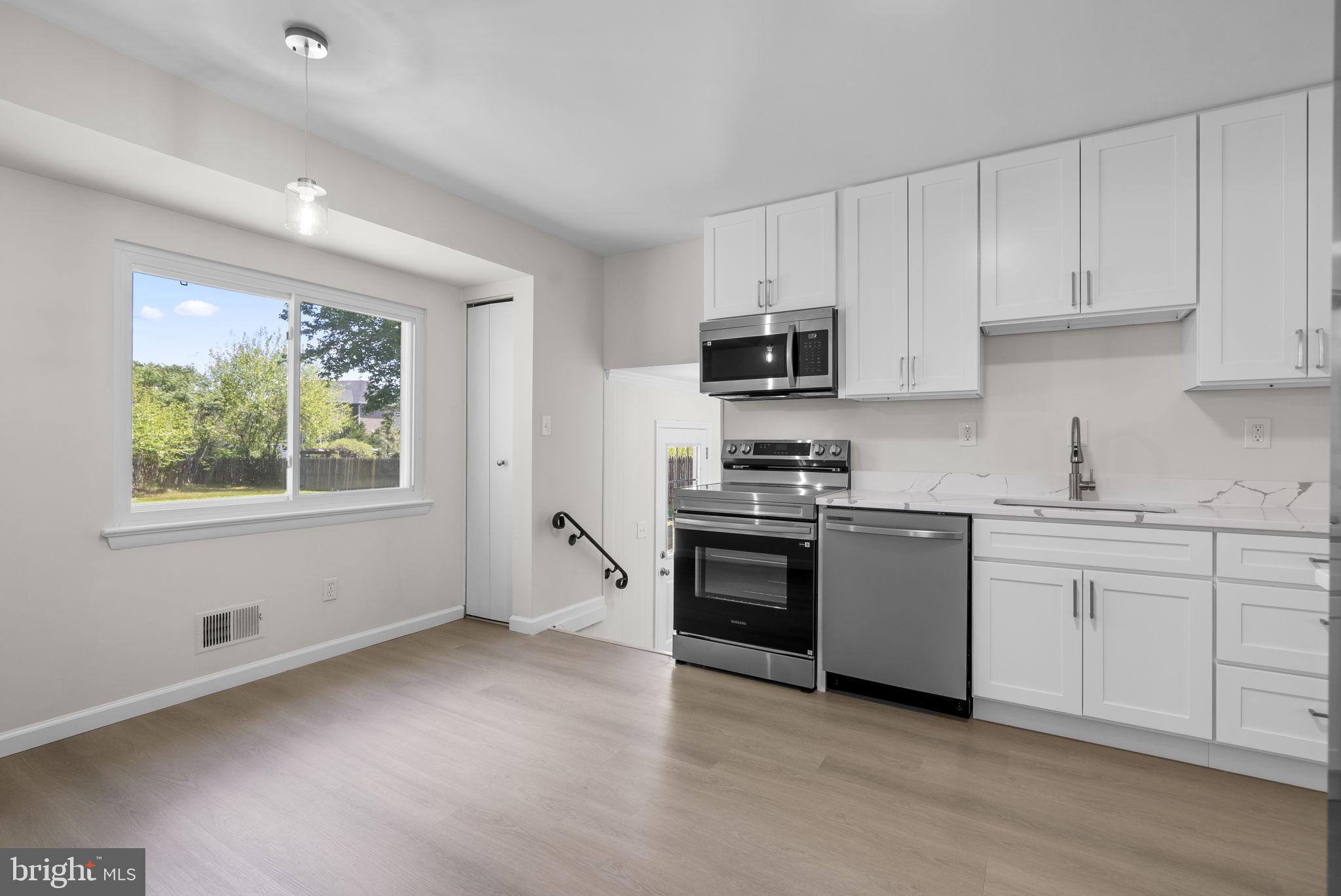 17109 Oxley Farm Road Poolesville, MD 20837 - Photo 11 of 43 Light and airy kitchen