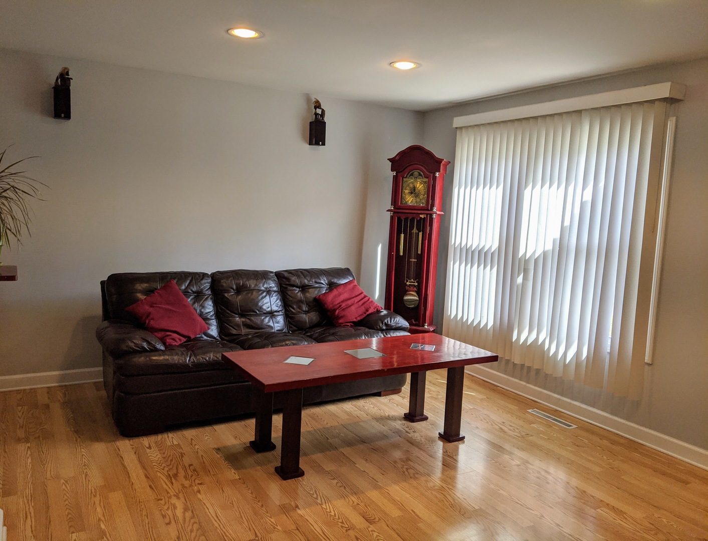 14 East Oltendorf Road Streamwood, IL 60107 - Photo 8 of 21 a living room with furniture and a window
