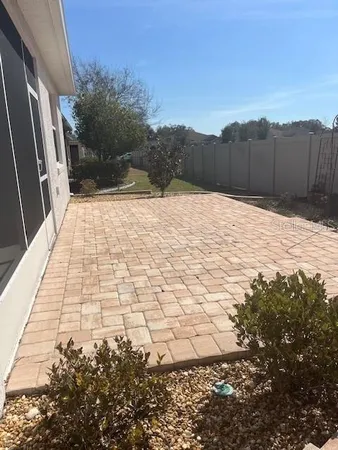 a view of a backyard