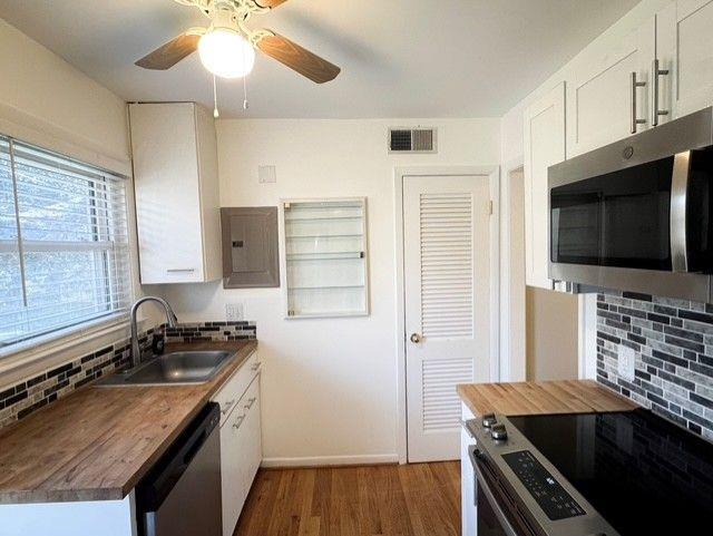 3510 Roswell Road Northwest, Unit J3 Atlanta, GA 30305 - Photo 2 of 17 a kitchen that has a microwave and a stove