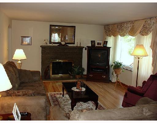 136 Galley Road Canonsburg, PA 15317 - Photo 2 of 17 Living Room.