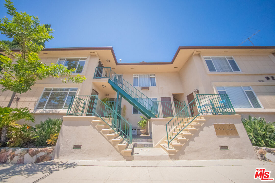 9205 Alcott Street, Unit 3 Los Angeles, CA 90035 - Photo 1 of 14