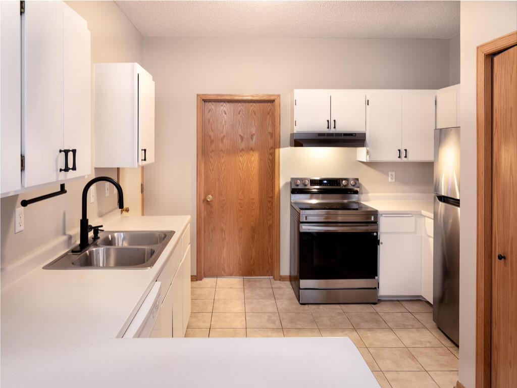 543 Roundhouse Street Shakopee, MN 55379 - Photo 4 of 24