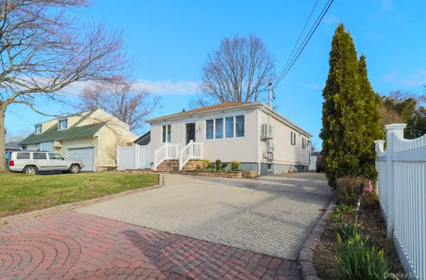 $644,999 | 163 Floyd Street, Brentwood, NY 11717