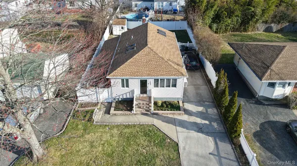 $644,999 | 163 Floyd Street, Brentwood, NY 11717