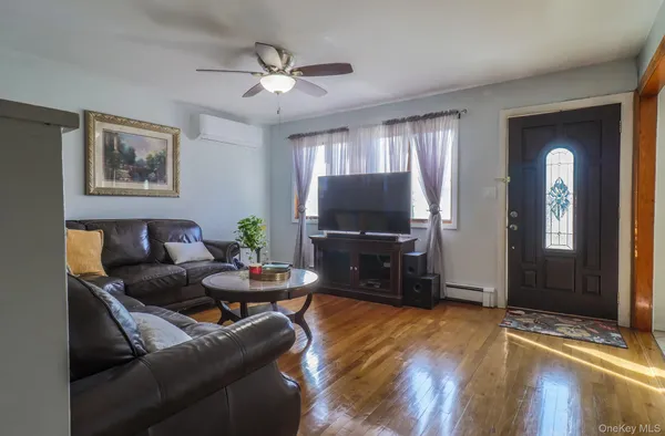 $644,999 | 163 Floyd Street, Brentwood, NY 11717