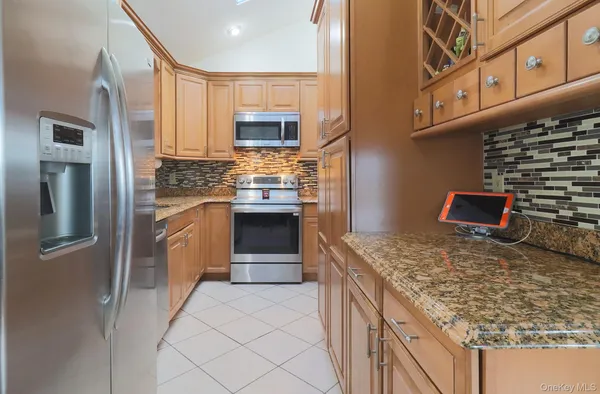 $644,999 | 163 Floyd Street, Brentwood, NY 11717