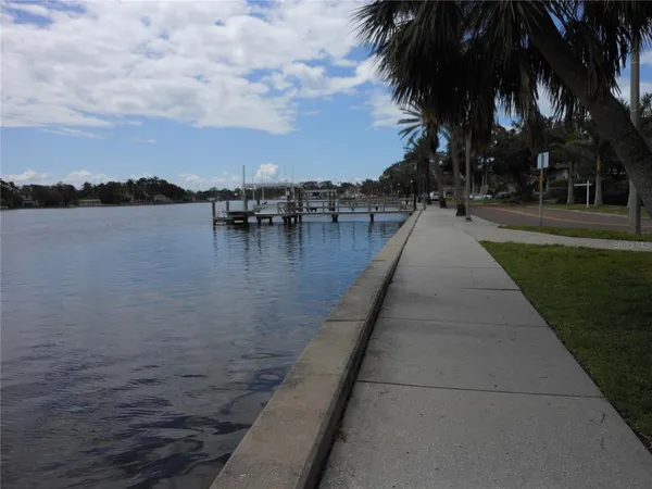 $159,000 | 138 36th Avenue North, Unit 206W, St. Petersburg, FL 33704