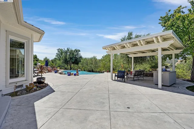 a view of an outdoor space