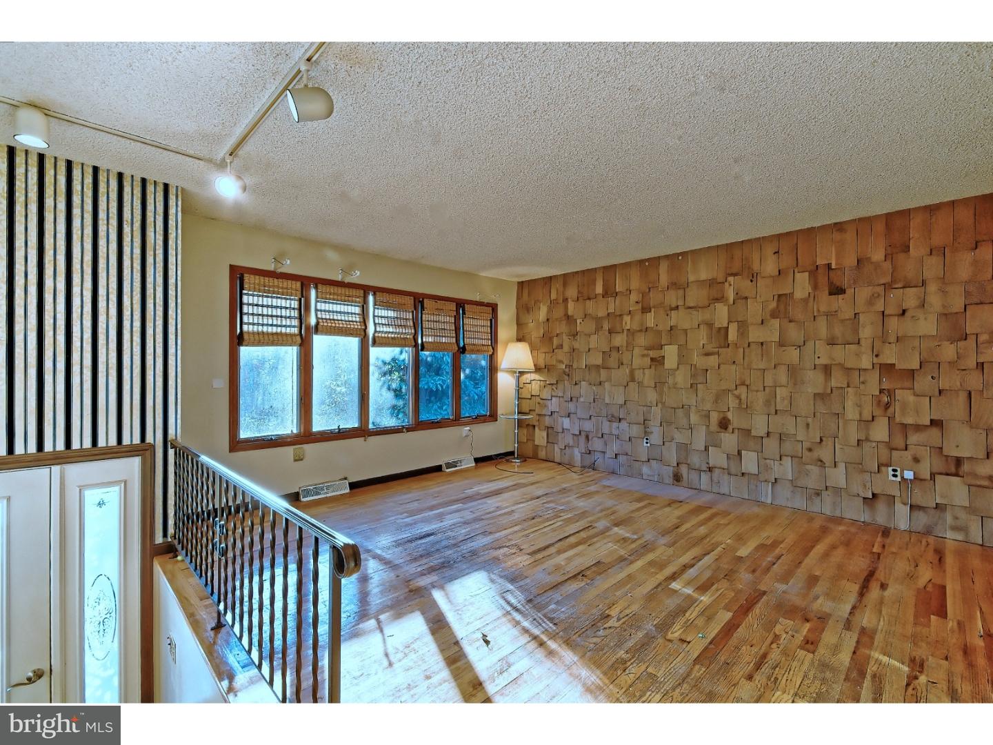 117 Locust Avenue Milmay, NJ 08340 - Photo 4 of 25 Living Room