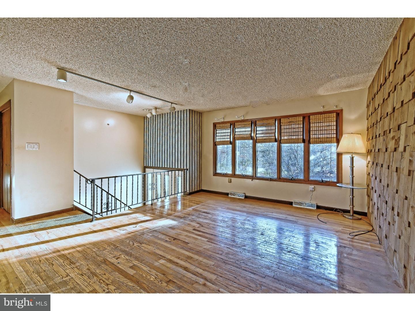 117 Locust Avenue Milmay, NJ 08340 - Photo 5 of 25 Living Room