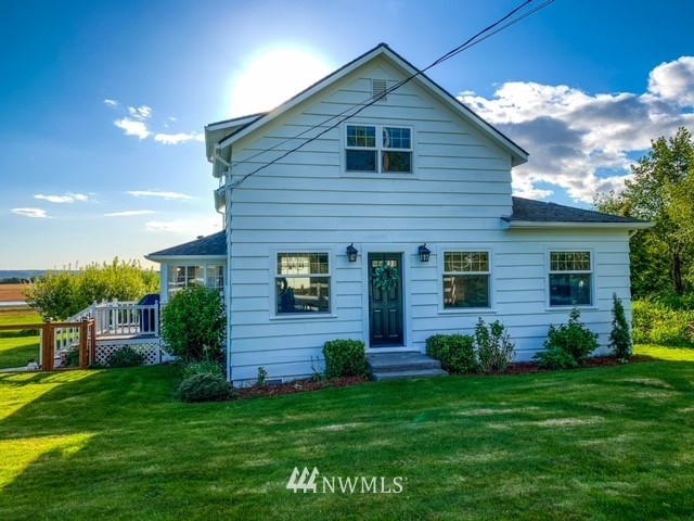 12814 Farm To Market Road Mount Vernon, WA 98273 - Photo 2 of 32 a front view of a house with a yard