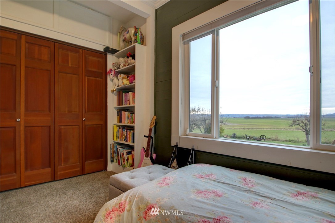12814 Farm To Market Road Mount Vernon, WA 98273 - Photo 14 of 32 a bedroom with a bed and a window
