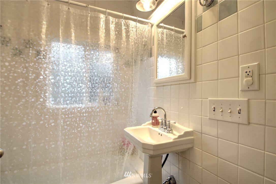 12814 Farm To Market Road Mount Vernon, WA 98273 - Photo 15 of 32 a bathroom with a sink a toilet and shower