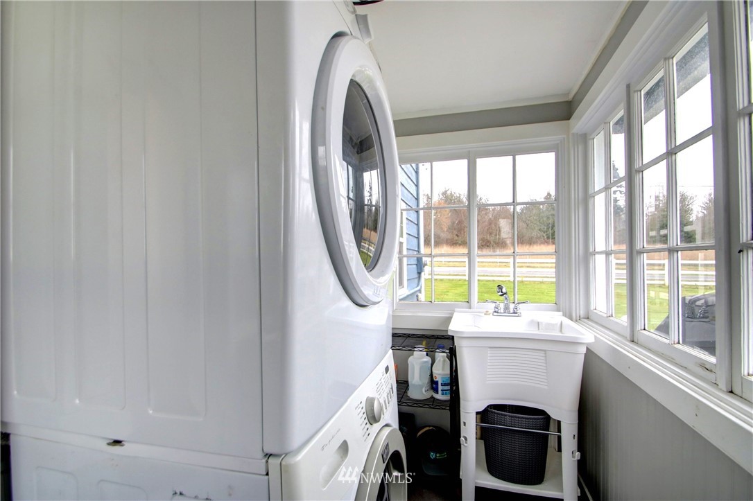 12814 Farm To Market Road Mount Vernon, WA 98273 - Photo 21 of 32 a view of livingroom with washer and dryer