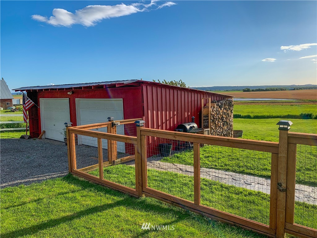 12814 Farm To Market Road Mount Vernon, WA 98273 - Photo 27 of 32 a view of a backyard