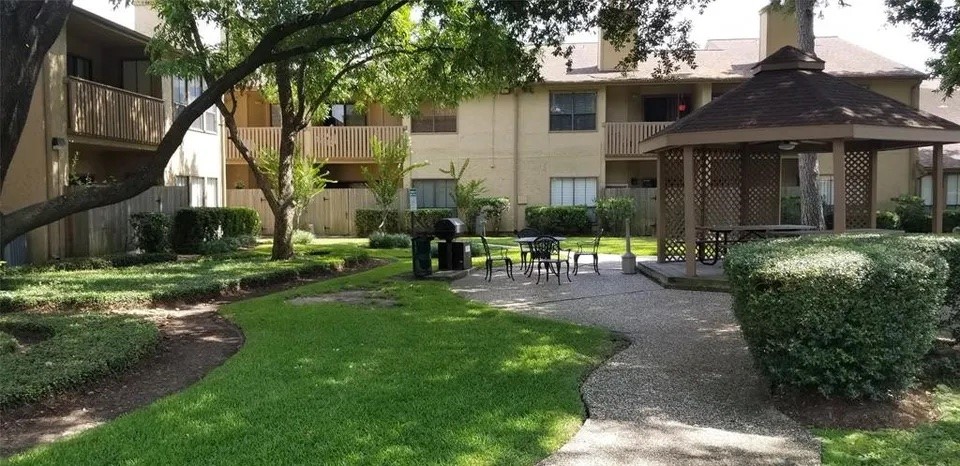 5000 Milwee Street, Unit 44 Houston, TX 77092 - Photo 16 of 16 a view of a house with backyard and sitting area