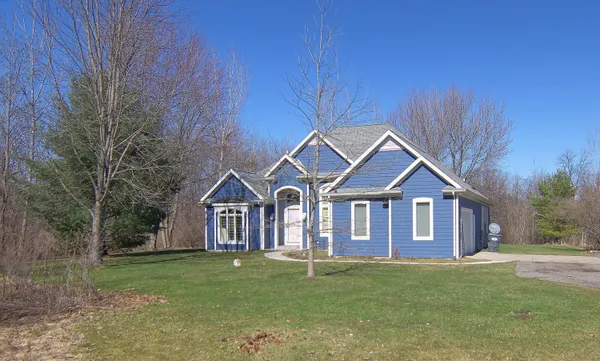 $600,000 | 4033 Schmuhl Road, Benton Harbor, MI 49022