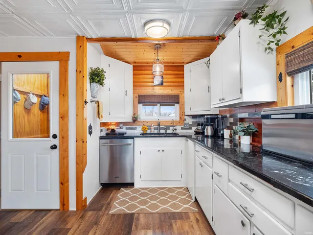 $1,490,000 | 6001 East Island Avenue, Syracuse, IN 46567