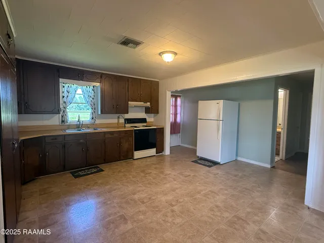 $1,400 | 129 East Broussard Road, Lafayette, LA 70503