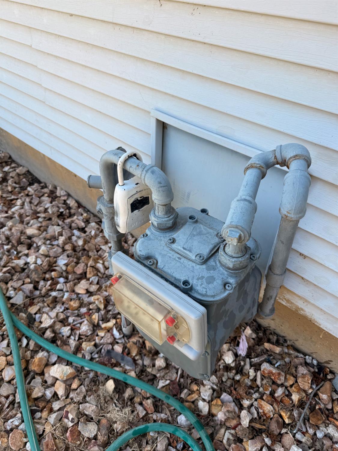 345 Fremont Street Colusa, CA 95932 - Photo 15 of 42 a living room filled with furniture and a rug
