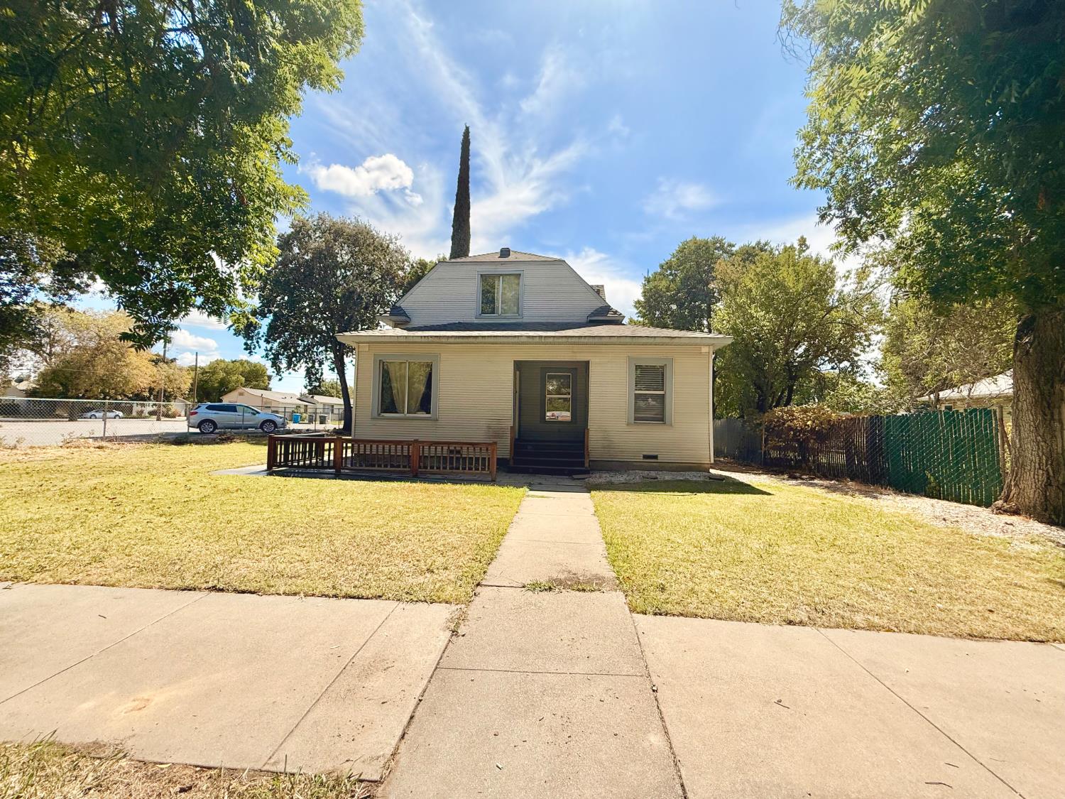 345 Fremont Street Colusa, CA 95932 - Photo 2 of 42 a front view of a house with a yard