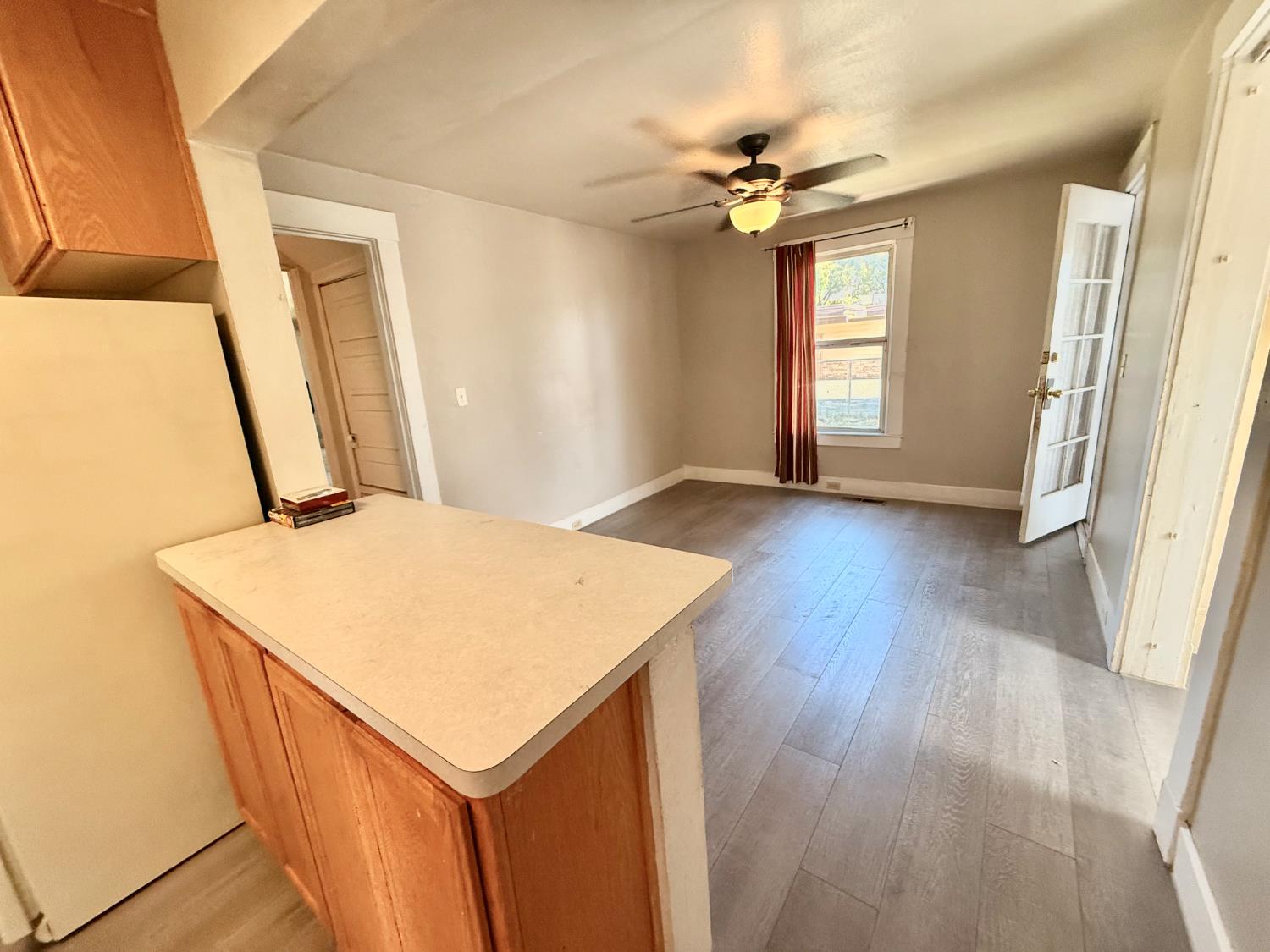 345 Fremont Street Colusa, CA 95932 - Photo 22 of 42 a very nice looking room with wooden floor and a window
