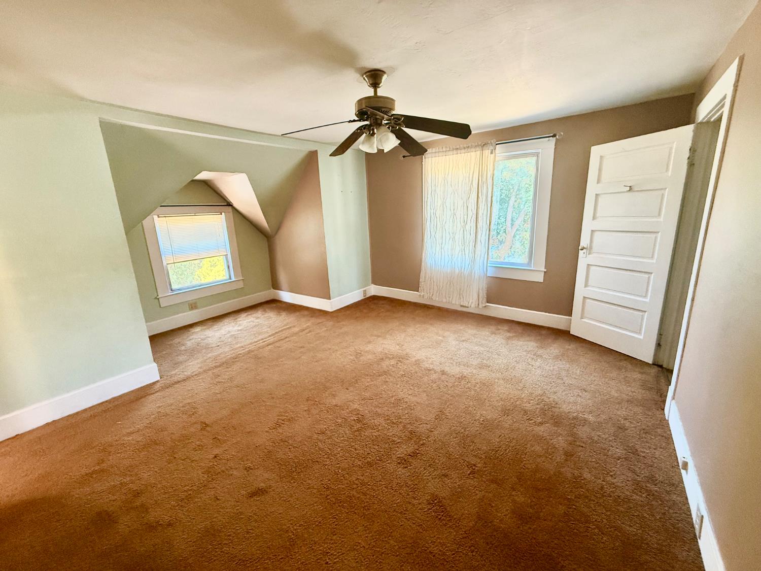 345 Fremont Street Colusa, CA 95932 - Photo 31 of 42 an empty room with windows and fan