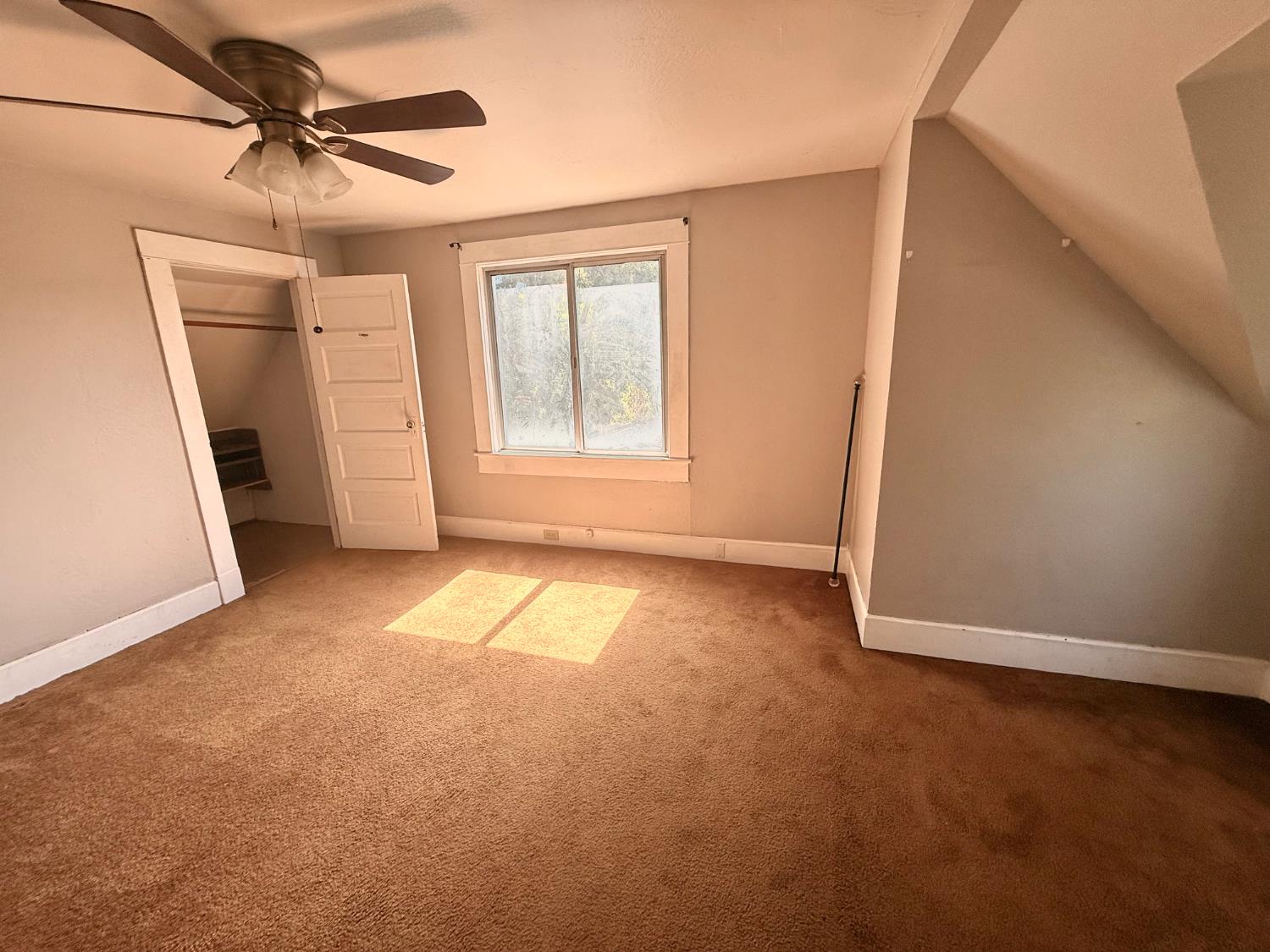 345 Fremont Street Colusa, CA 95932 - Photo 33 of 42 an empty room with windows and dryer
