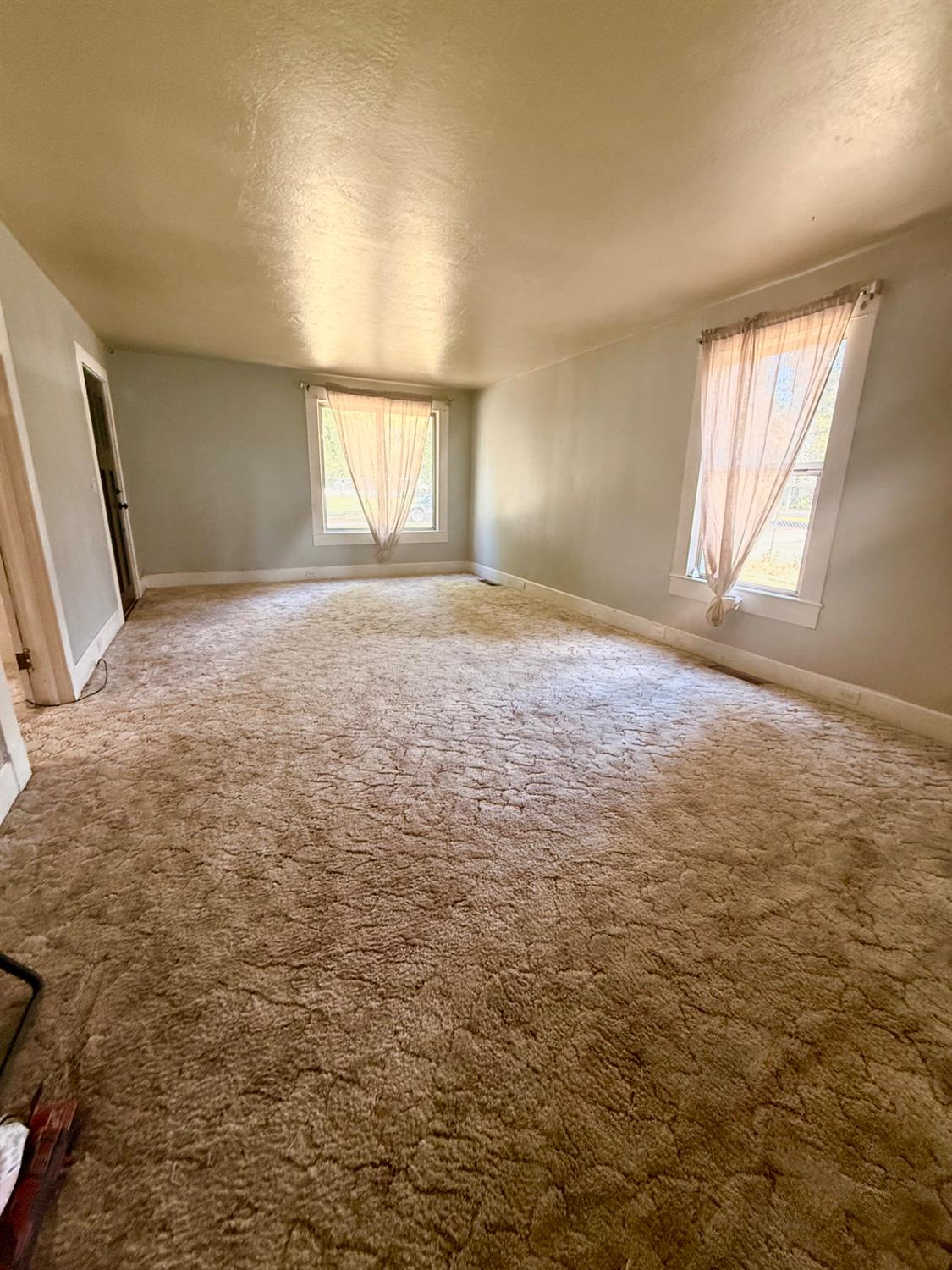 345 Fremont Street Colusa, CA 95932 - Photo 35 of 42 an empty room with windows and entrance
