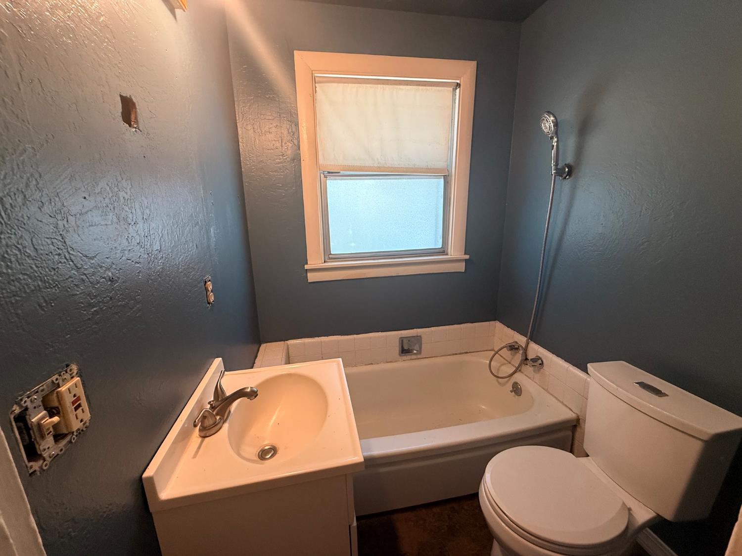 345 Fremont Street Colusa, CA 95932 - Photo 41 of 42 a bathroom with a sink and bathtub with toilet