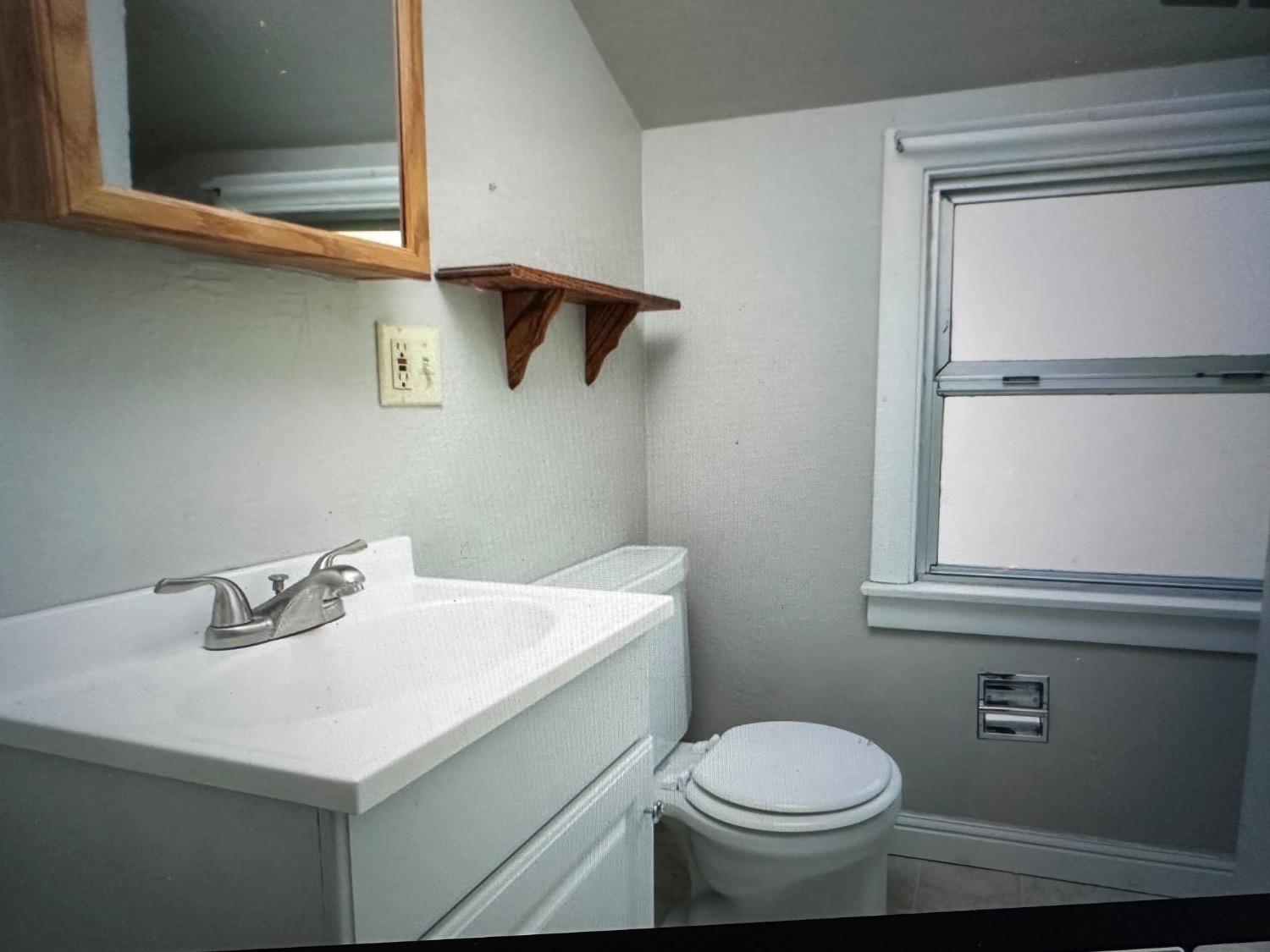 345 Fremont Street Colusa, CA 95932 - Photo 7 of 42 a bathroom with a sink and a toilet