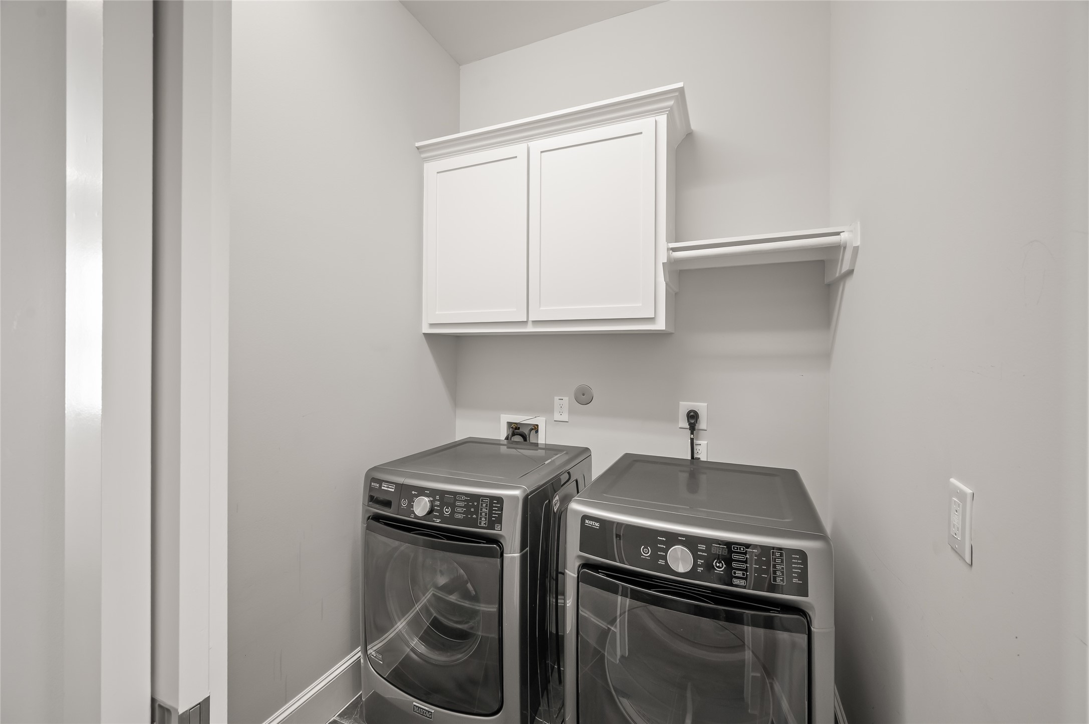 1003 East 25th Street Houston, TX 77009 - Photo 26 of 33 Easily accessible by all bedrooms, the laundry room (located on the second floor) is just steps away from the primary suite and additional bedrooms, making laundry day effortless and convenient.